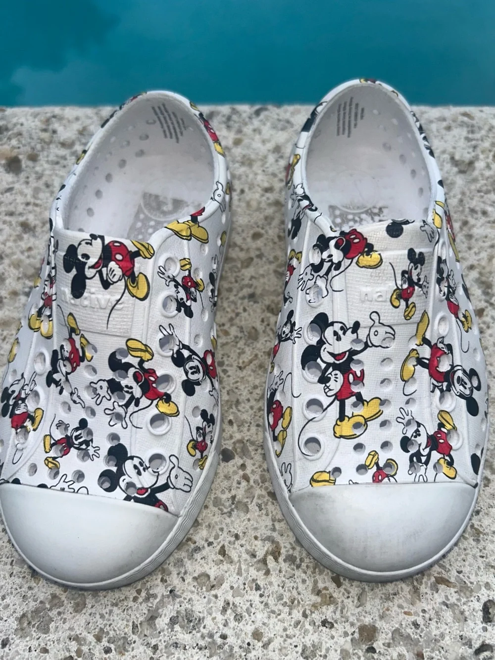 Disney x Native Jefferson slip-on shoes kid baby size 7 Mickey Mouse print white
